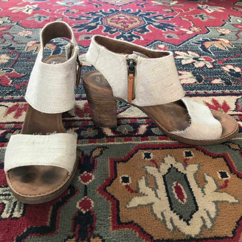 Will ship today if purchased before 2!! Toms Heels